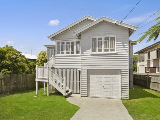 Beautifully renovated Queenslander in a perfect location!