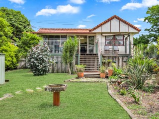 Charming Home on a Large 809m2 Block Next to Park